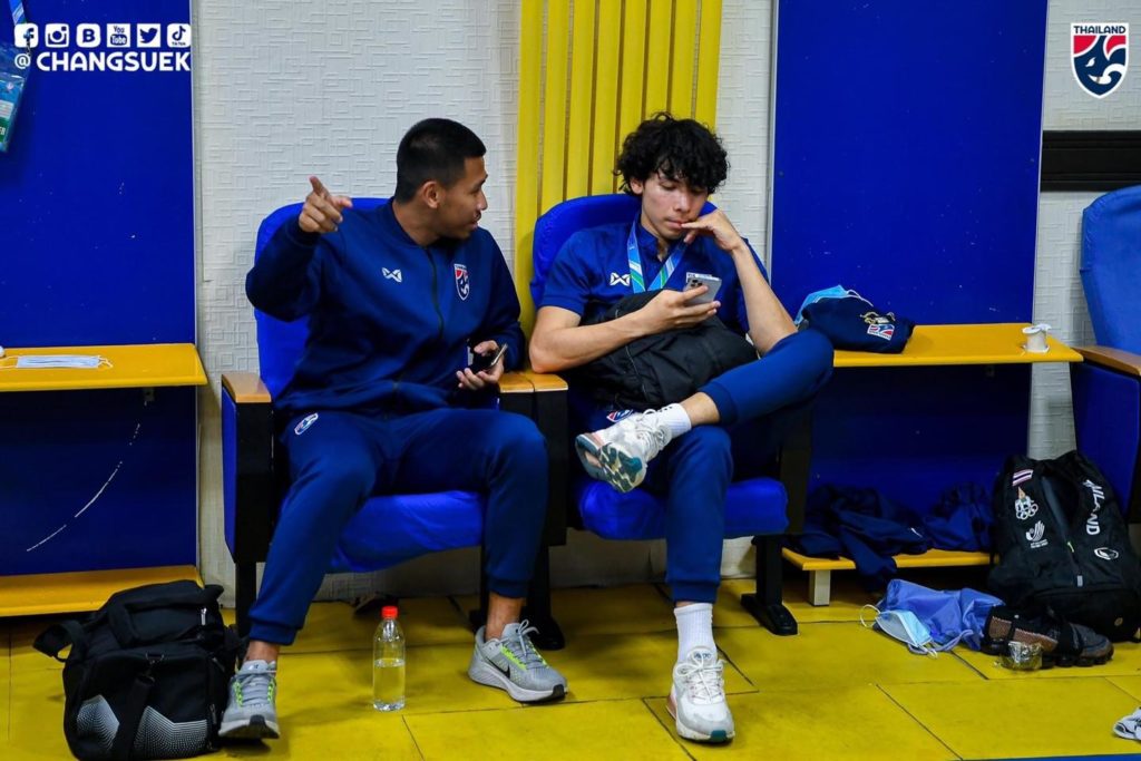 nhung-guong-mat-dan-thuixuyen-man-dem-cua-u23-thai-lan-truoc-gio-ra-san-bay-ve-nuoc nhung-guong-mat-dan-thuixuyen-man-dem-cua-u23-thai-lan-truoc-gio-ra-san-bay-ve-nuoc